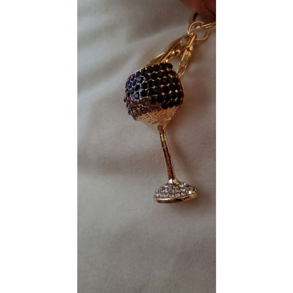 Elegant Crystal-Encrusted Wine Glass Keychain - Sparkling Rhinestone.